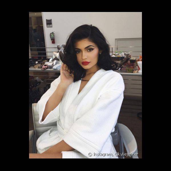 Kylie Jenner mostrou em seu Instagram uma make de mulher fatal com olhos delineados, batom vermelho intenso e sobrancelhas superpoderosas
